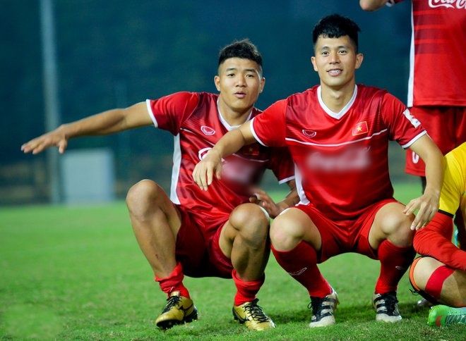 Đầu quân cho Bình Định, Đình Trọng được bạn gái hộ tống đến sân bay