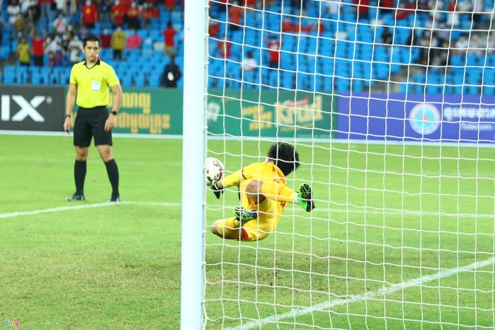 Cầu thủ U23 ăn mừng bàn thắng bằng cách cầu nguyện cho đồng đội