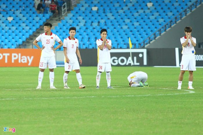 Cầu thủ U23 ăn mừng bàn thắng bằng cách cầu nguyện cho đồng đội