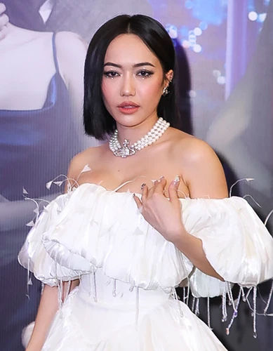 Diệu Nhi đáp trả tin đồn cứng đơ với màn khoe cơ mặt linh hoạt