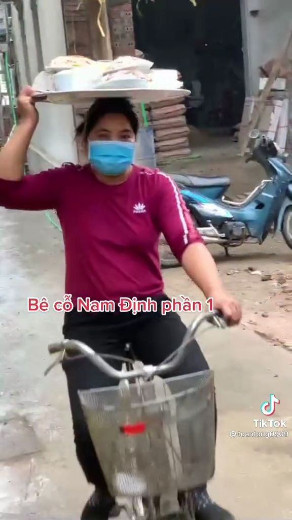 Đỉnh cao bê cỗ đến từ Nam Định: vừa đội mâm vừa đạp xe bon bon