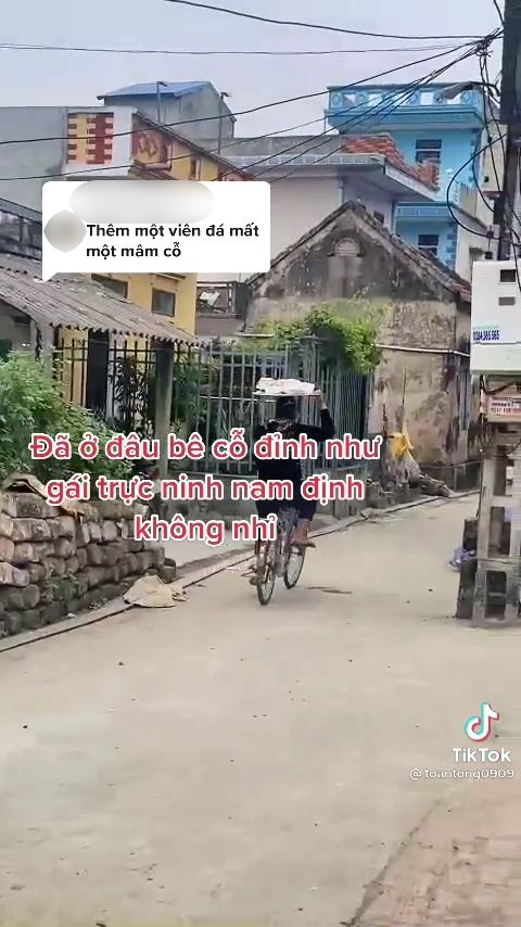Đỉnh cao bê cỗ đến từ Nam Định: vừa đội mâm vừa đạp xe bon bon