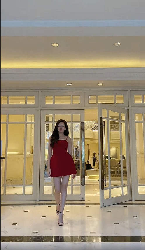 Đỗ Thị Hà: Sáng làm cô sinh viên Đại học Kinh tế, chiều về làm Hoa hậu