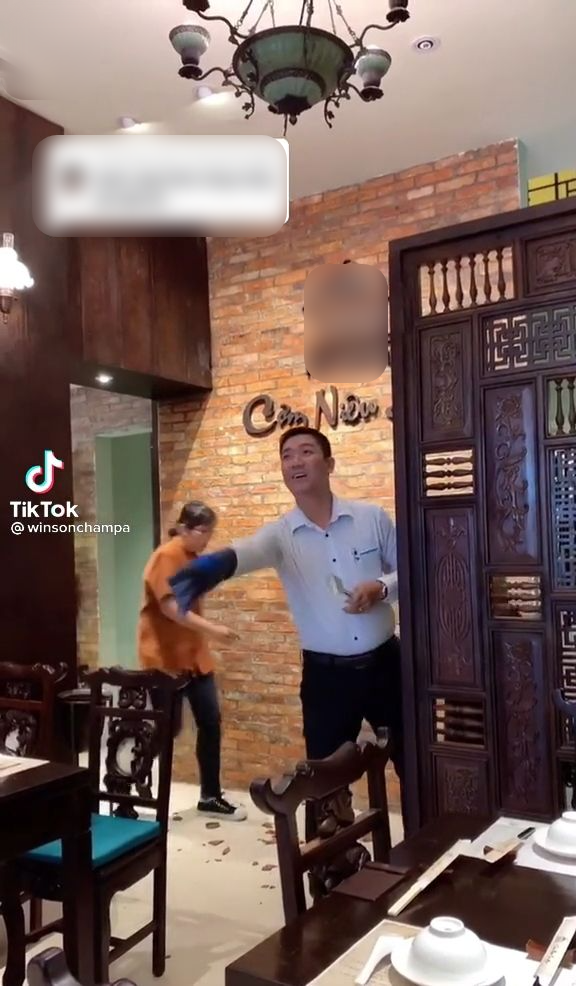 Cơm niêu tung hứng ở Sài Gòn: Phục vụ múa như diễn xiếc