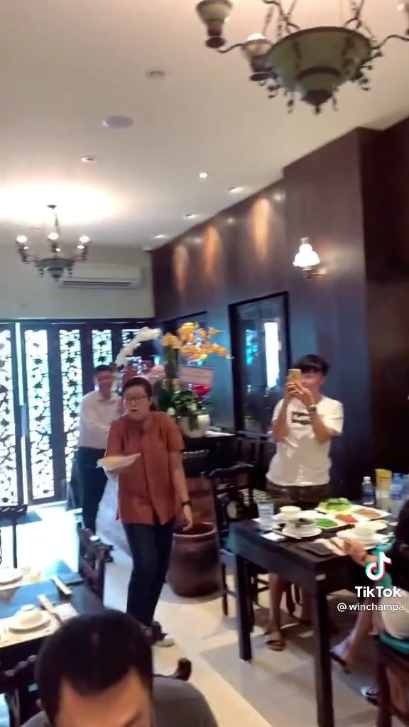 Cơm niêu tung hứng ở Sài Gòn: Phục vụ múa như diễn xiếc