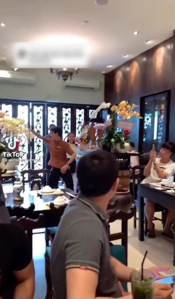 Cơm niêu tung hứng ở Sài Gòn: Phục vụ múa như diễn xiếc