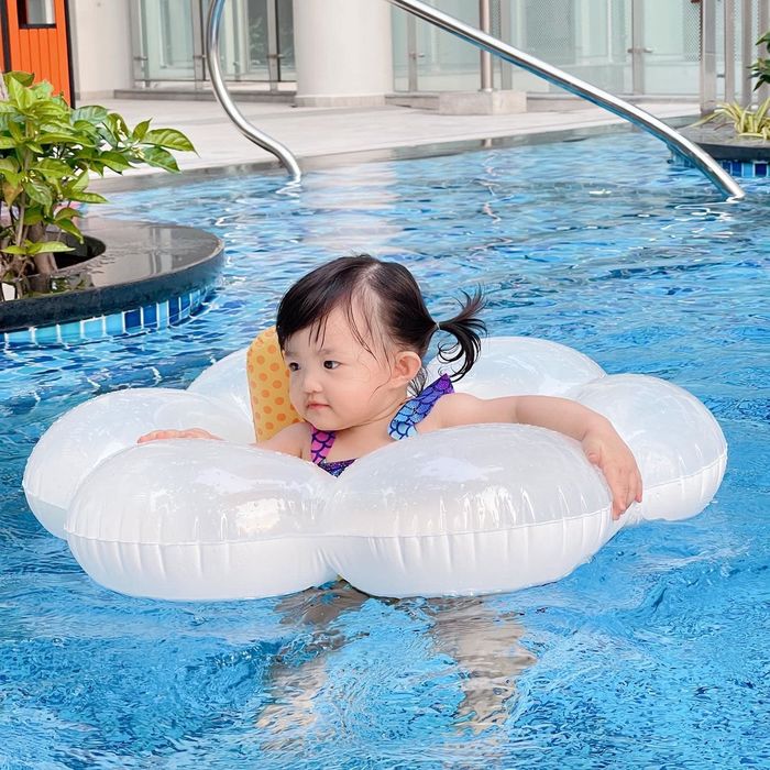 Đông Nhi canh me chụp ái nữ lúc sơ hở: Winnie vẫn đáng yêu hết nấc