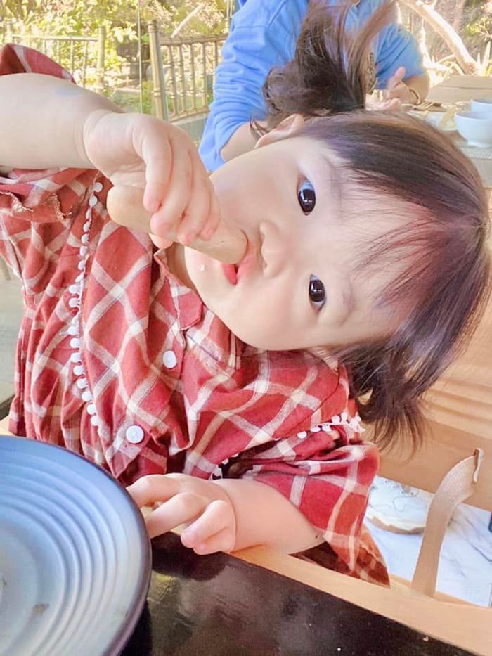 Đông Nhi canh me chụp ái nữ lúc sơ hở: Winnie vẫn đáng yêu hết nấc