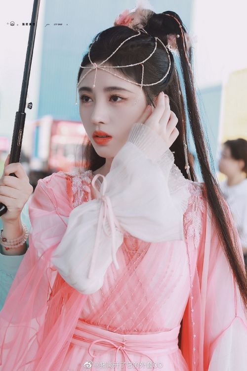 Đường đua mỹ nhân cổ trang màn ảnh Hoa ngữ: Triệu Lộ Tư hết flop