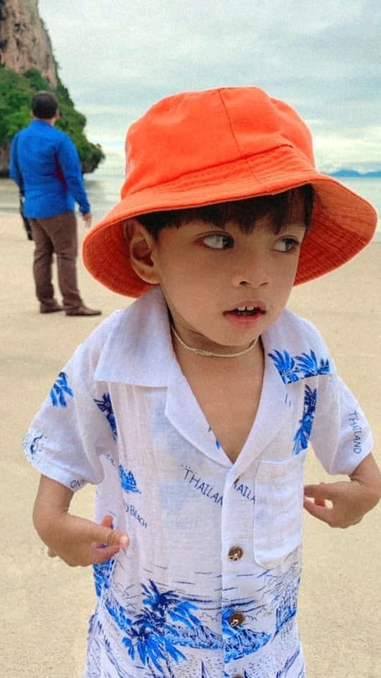Em bé có “góc nghiêng thần thánh” đã lớn bổng, vẻ ngoài chuẩn soái ca