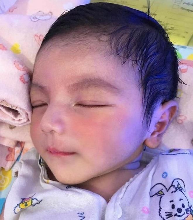 Em bé có “góc nghiêng thần thánh” đã lớn bổng, vẻ ngoài chuẩn soái ca