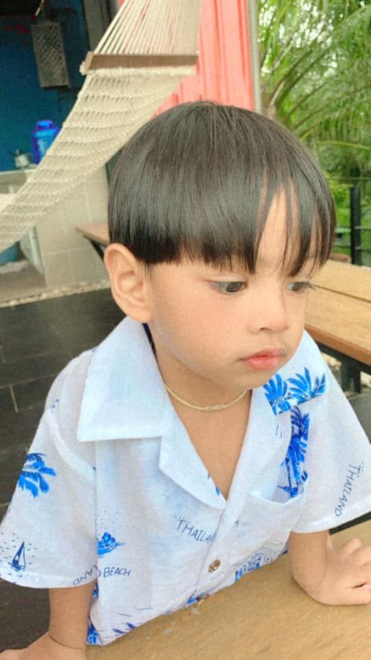 Em bé có “góc nghiêng thần thánh” đã lớn bổng, vẻ ngoài chuẩn soái ca