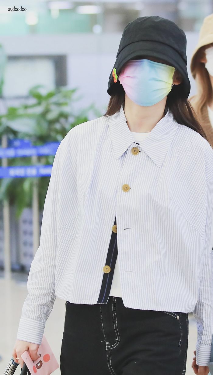 Nayeon tự tay phối đồ lại đẹp hơn hẳn được ekip đầu tư trên tạp chí