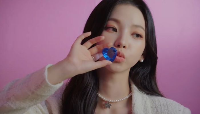 Fan la ó lớp make up Karina: Phấn mắt đen sì làm visual xuống dốc