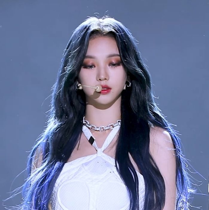 Fan la ó lớp make up Karina: Phấn mắt đen sì làm visual xuống dốc