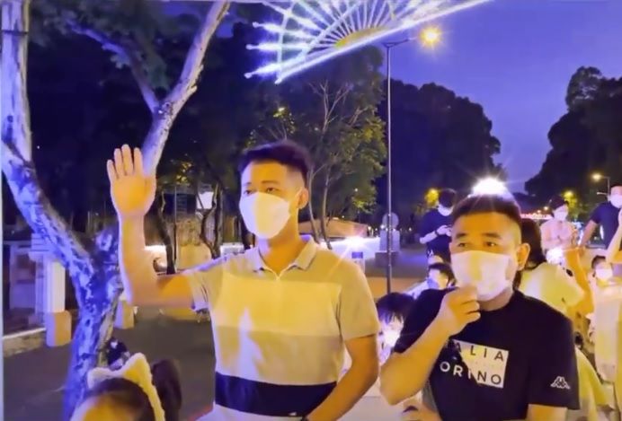 Quang Linh Vlog đi dạo bằng xe bus 2 tầng, vẫy tay chào kiểu Hoa hậu