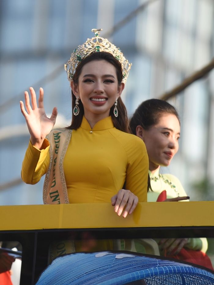 Quang Linh Vlog đi dạo bằng xe bus 2 tầng, vẫy tay chào kiểu Hoa hậu