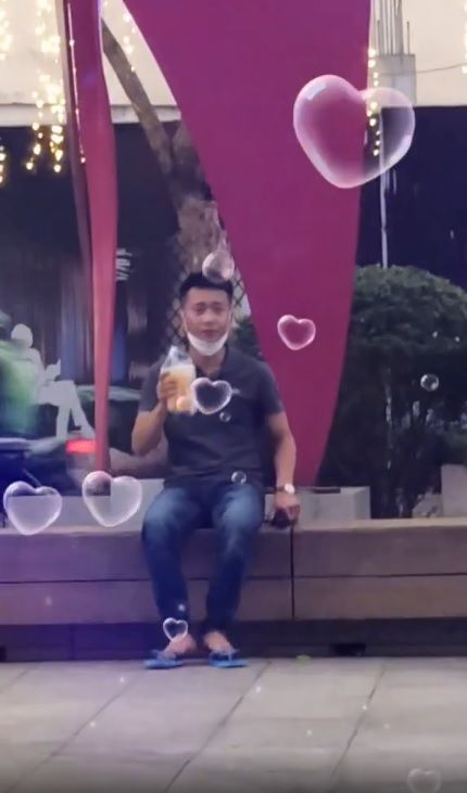Quang Linh Vlog đi dạo bằng xe bus 2 tầng, vẫy tay chào kiểu Hoa hậu