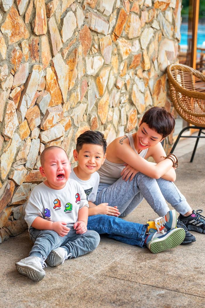 Gia đình sao Việt đẹp đội hình: sinh 2 con, bé giống bố bé giống mẹ