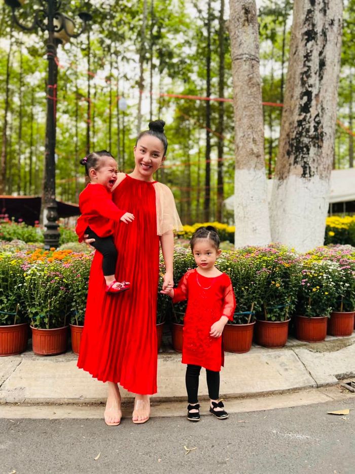 Gia đình sao Việt đẹp đội hình: sinh 2 con, bé giống bố bé giống mẹ 