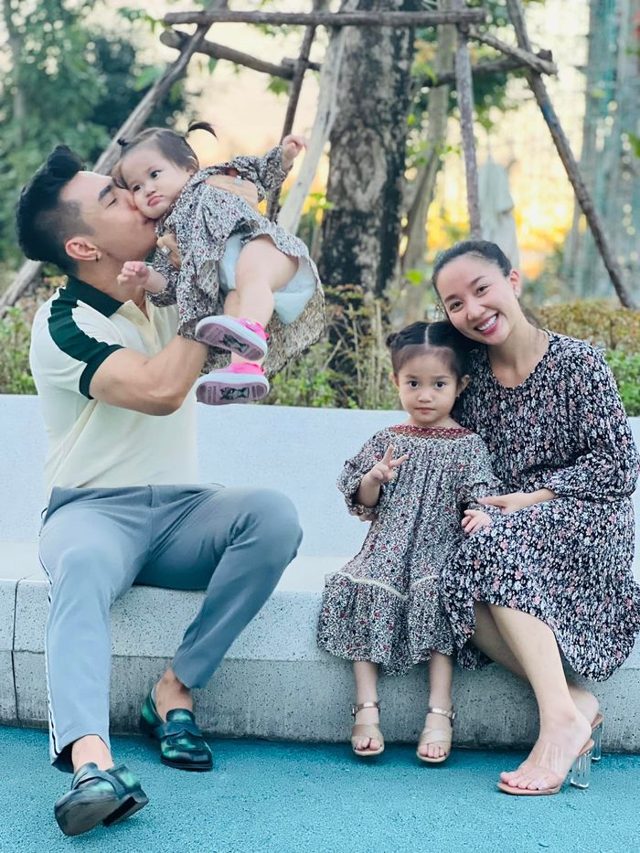 Gia đình sao Việt đẹp đội hình: sinh 2 con, bé giống bố bé giống mẹ