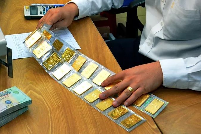 Giá vàng mùng 7 vượt ngưỡng 63 triệu đồng: Tiền đâu mua vàng lấy vía