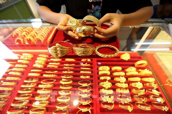 Giá vàng mùng 7 vượt ngưỡng 63 triệu đồng: Tiền đâu mua vàng lấy vía