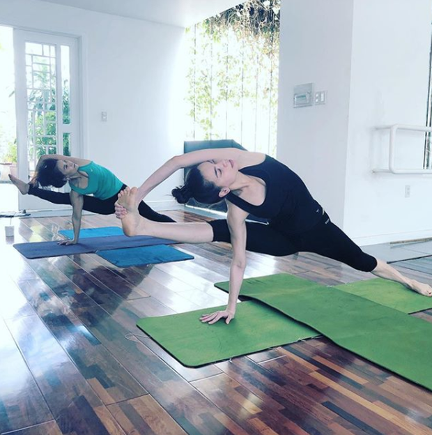 Hà Hồ quả là bậc thầy yoga: Gắn bó 10 năm, cân mọi tư thế khó