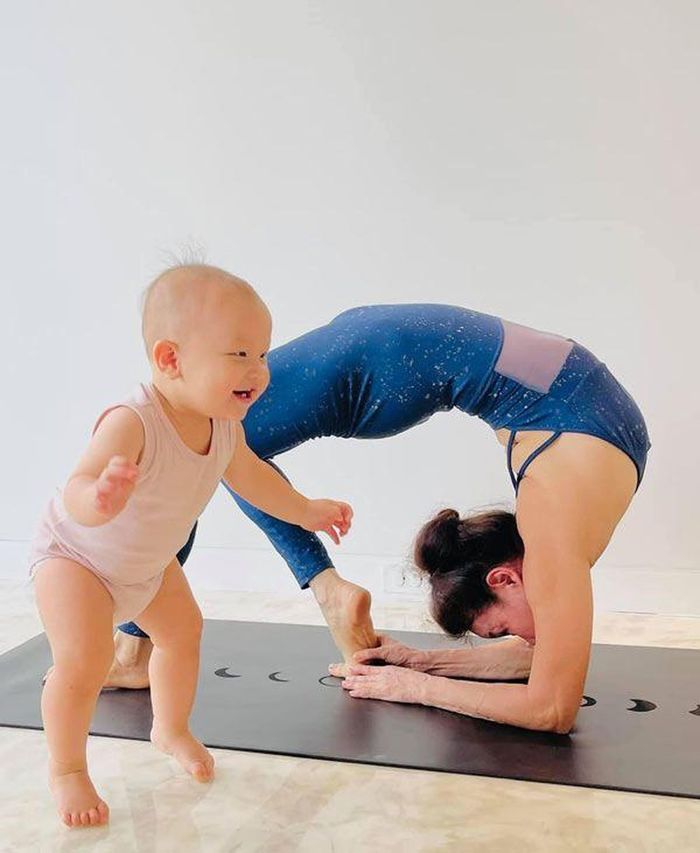 Hà Hồ quả là bậc thầy yoga: Gắn bó 10 năm, cân mọi tư thế khó