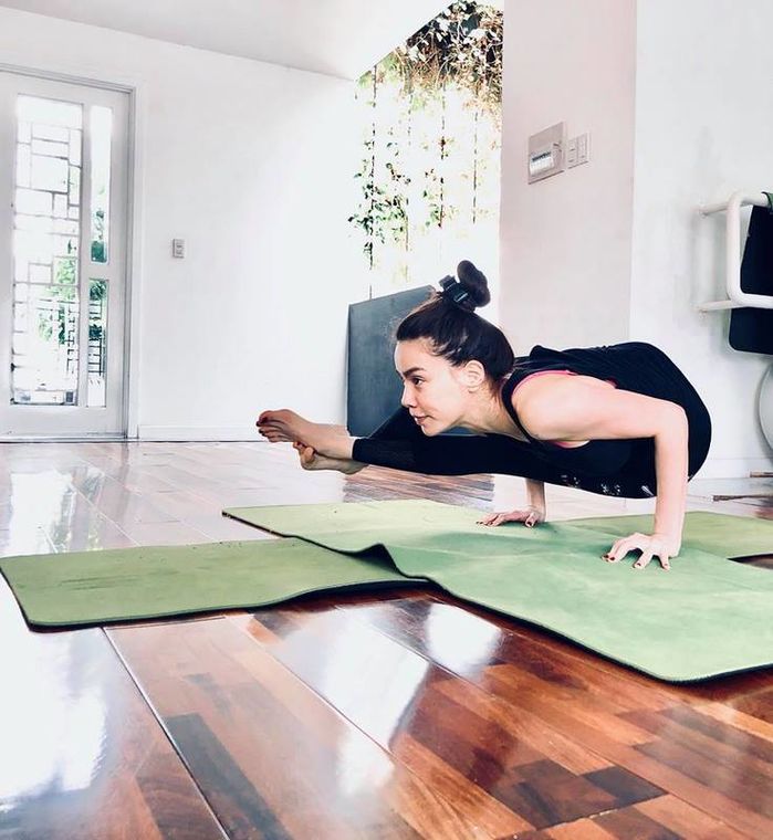 Hà Hồ quả là bậc thầy yoga: Gắn bó 10 năm, cân mọi tư thế khó