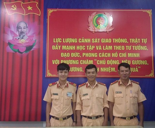 2 CSGT dừng xe rút xăng giúp đỡ cho hai mẹ con dắt bộ vì hết xăng