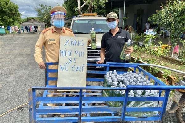2 CSGT dừng xe rút xăng giúp đỡ cho hai mẹ con dắt bộ vì hết xăng