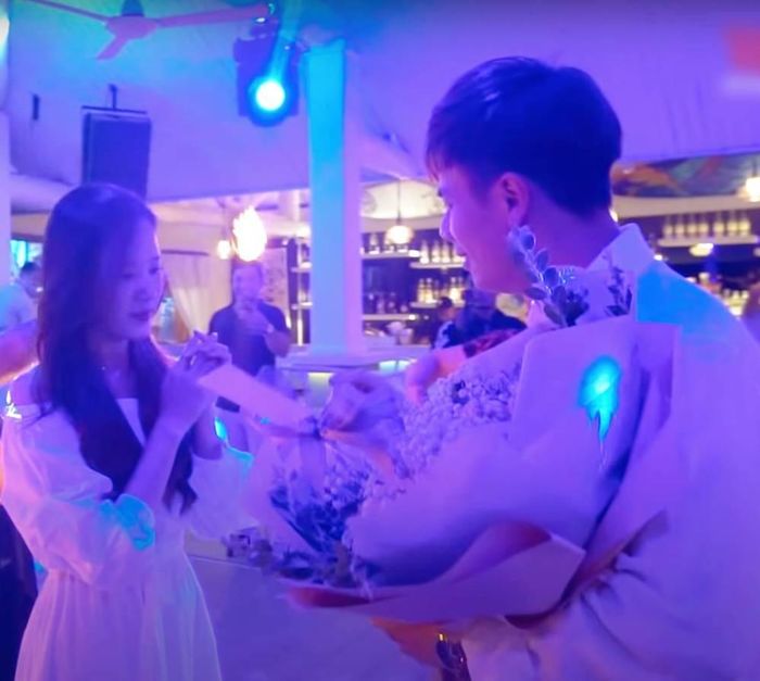 Hậu màn cầu hôn, Midu xuất hiện với thân hình đáng báo động