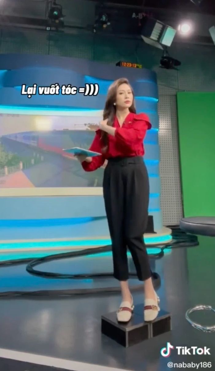 Hậu trường buổi lên sóng của MC thể thao: Tranh thủ thời gian gãi ngứa