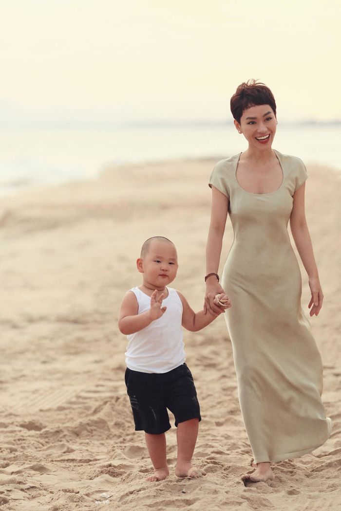 Hết hái ổi cho bạn gái, bé Hayden còn tự tin catwalk với giày cao gót