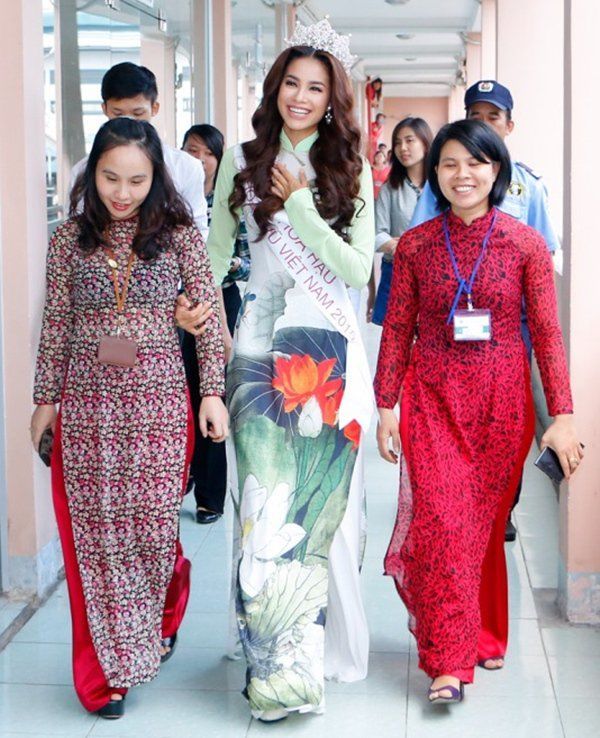 Style về thăm trường của các nàng hậu: Thùy Tiên thướt tha với áo dài