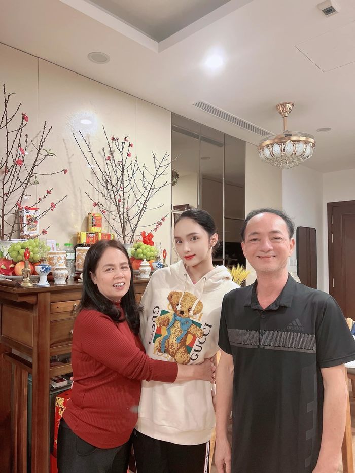Hoa hậu báo hiếu bố mẹ: H'Hen Niê tặng nửa quả đồi