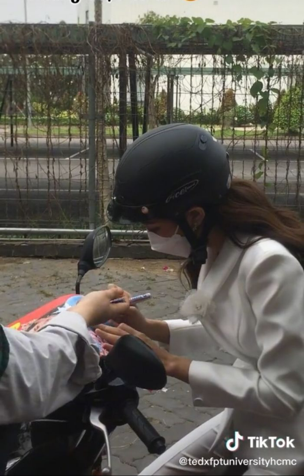 Nguyễn Thúc Thùy Tiên tự mình lái xe máy đi dự sự kiện