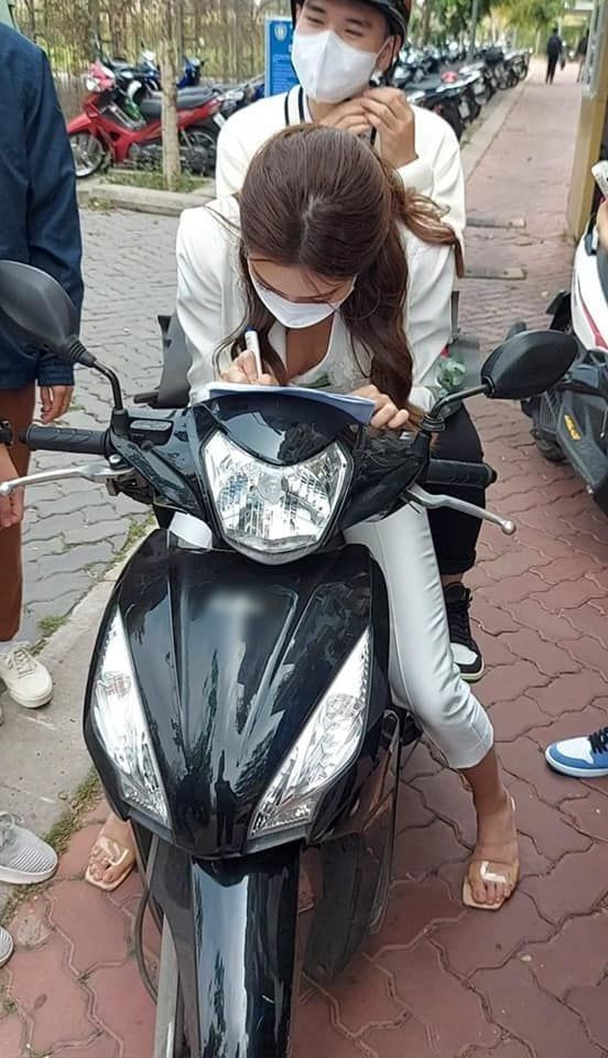 Nguyễn Thúc Thùy Tiên tự mình lái xe máy đi dự sự kiện