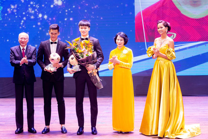 Hoa hậu H'Hen Niê nổi bật trên thảm đỏ Quả Bóng Vàng Việt Nam
