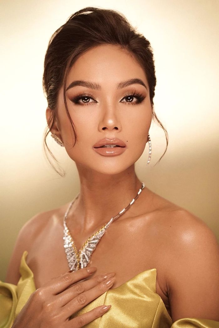 Hoa hậu H'Hen Niê nổi bật trên thảm đỏ Quả Bóng Vàng Việt Nam