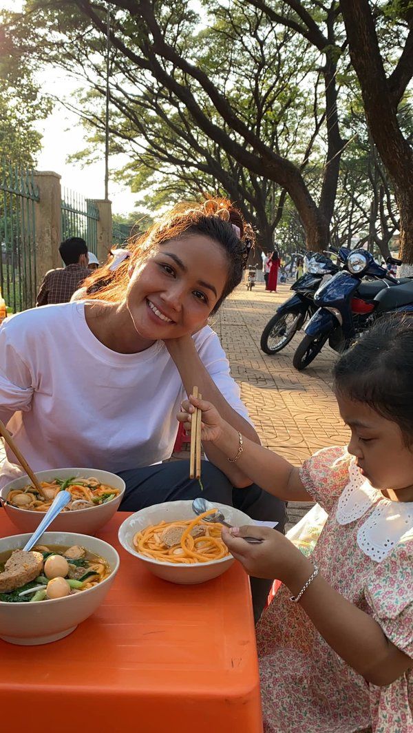 Hoa Hậu Việt trên phố và khi về quê: Thùy Tiên vô tư vén váy
