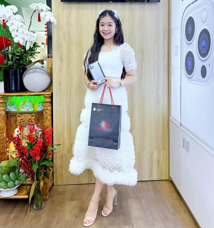 Hoa khôi nhí Cần Thơ hết tậu chung cư lại mua điện thoại cho mẹ
