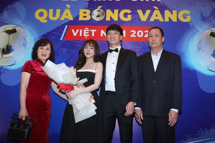 Hoàng Đức 2 năm trước cầm cúp pha-ke, 2 năm sau ẵm cúp thật