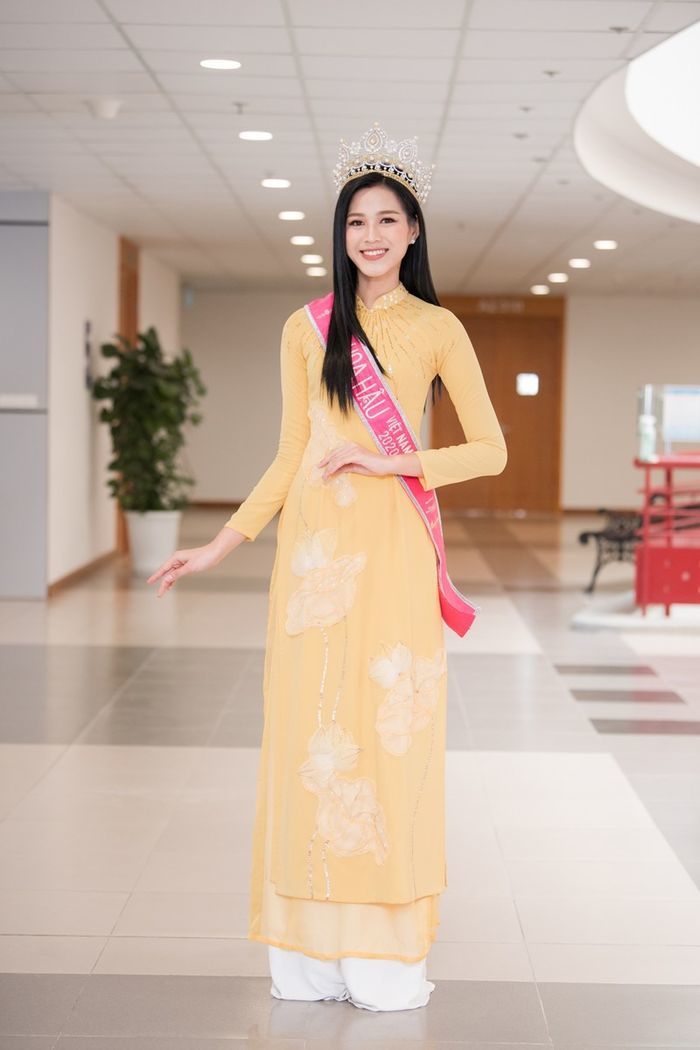 Style về thăm trường của các nàng hậu: Thùy Tiên thướt tha với áo dài