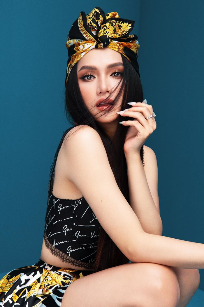 Hương Giang catwalk thần sầu: spotlight thuộc về khối tài sản sau lưng