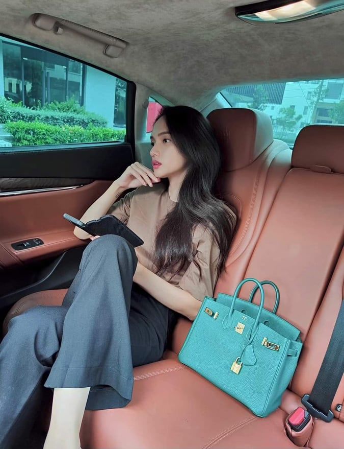 Hương Giang chỉ selfie sương sương đã thấy rõ độ giàu