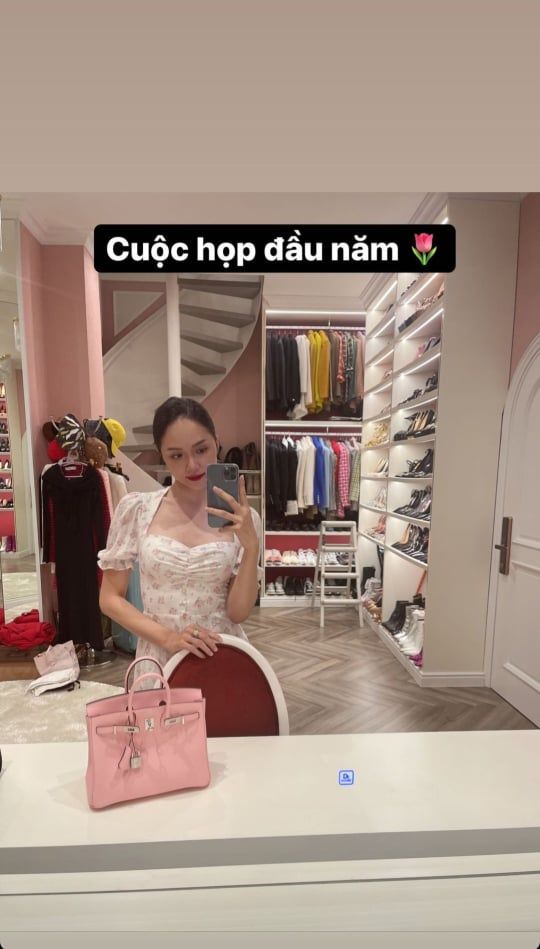 Hương Giang chỉ selfie sương sương đã thấy rõ độ giàu