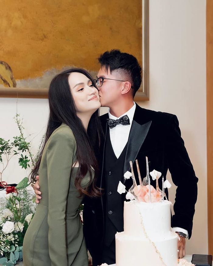 Hương Giang nựng má, hôn Matt Liu trong sinh nhật Đoàn Di Băng