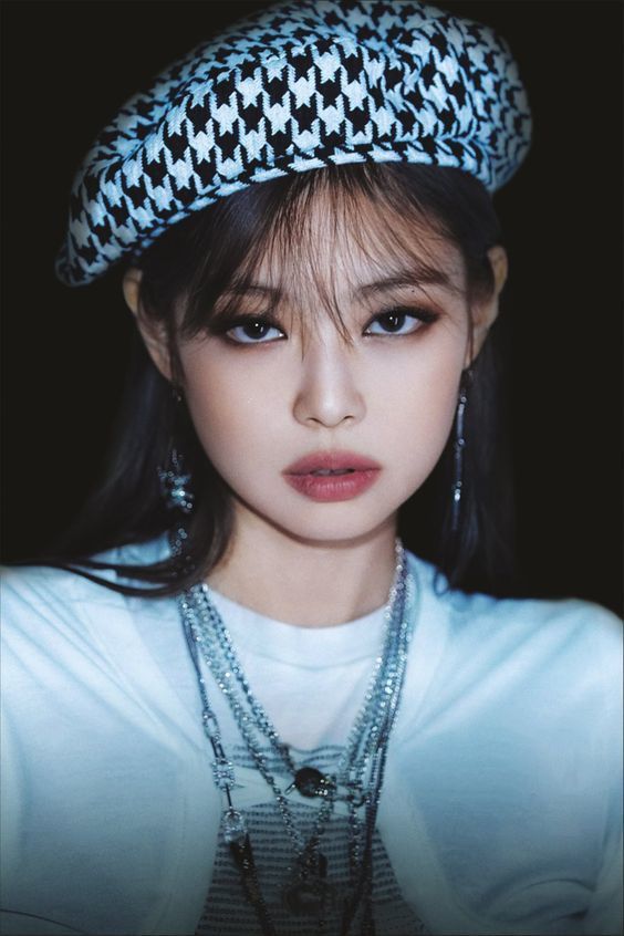 Idol Kpop biến hóa với cách make up đậm - nhạt khác nhau